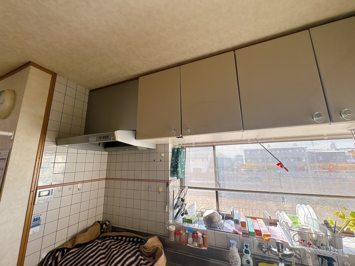 レンジフード取替工事、駐車場 SW改修工事・ベースライト取替工事、キッチン手元灯取付工事